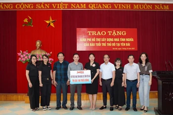 Đoàn công tác báo Tuổi trẻ Thủ đô trao tặng kinh phí 100 triệu đồng hỗ trợ xây nhà nhân ái tại Yên Bái