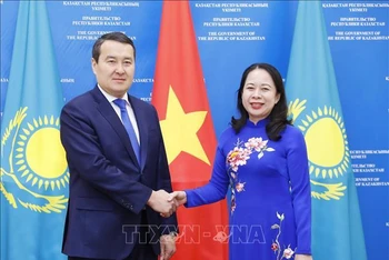 Thủ tướng Kazakhstan Alikhan Smailov đón Phó Chủ tịch nước Võ Thị Ánh Xuân. Ảnh: TTXVN