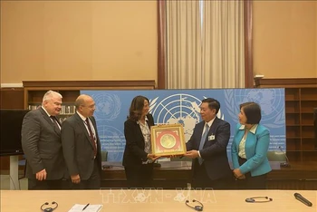 Đồng chí Nguyễn Trọng Nghĩa thăm, làm việc với Văn phòng Liên hợp quốc tại Geneva ở Thụy Sĩ. Ảnh: TTXVN