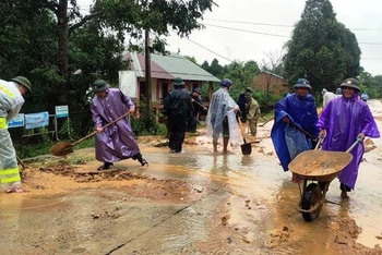 Các lực lượng chức năng ở A Lưới (Thừa Thiên Huế) dọn dẹp vệ sinh giúp dân sau mưa lũ. Ảnh: Công Hậu