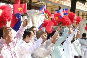 Người dân thủ đô Phnom Penh vẫy cờ, hoa đón chào Thủ tướng Phạm Minh Chính và đoàn đại biểu Việt Nam. Ảnh: VGP