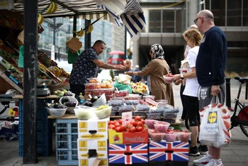 Một khu chợ tại trung tâm London, Anh. Ảnh: Reuters