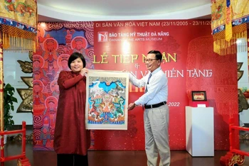 Nhà nghiên cứu, sưu tầm Nguyễn Thị Thu Hòa trao tặng hiện vật cho Bảo tàng Mỹ thuật Đà Nẵng tại Lễ tiếp nhận và trưng bày hiện vật hiến tặng năm 2022. Ảnh: Bảo tàng Mỹ thuật Đà Nẵng