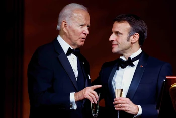 Tổng thống Mỹ Joe Biden (trái) và Tổng thống Pháp Emmanuel Macron tại bữa tiệc tối ở Washington vào ngày 1/12. Ảnh: Reuters