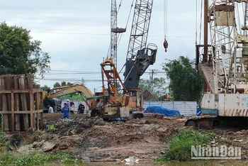 Một dự án giao thông trọng điểm tại thành phố Cao Lãnh, tỉnh Đồng Tháp đang tăng tốc xây dựng. (Ảnh: HỮU NGHĨA)
