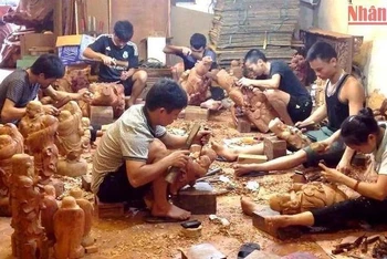 Sản xuất đồ gỗ mỹ nghệ tại làng nghề xã Hữu Bằng, huyện Thạch Thất (Hà Nội).