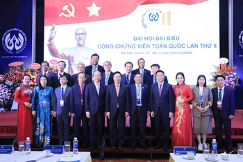 Phó Thủ tướng Thường trực Phạm Bình Minh cùng Ban thường vụ Hiệp hội nhiệm kỳ II. (Ảnh: TTXVN)