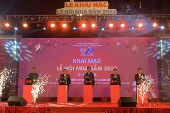 Các đại biểu thực hiện nghi thức khai mạc Lễ hội mua sắm 2022.