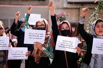 Những người bảo vệ quyền phụ nữ Afghanistan và các nhà hoạt động dân sự biểu tình kêu gọi Taliban bảo đảm giáo dục cho nữ giới trước Dinh Tổng thống ở Kabul, Afghanistan ngày 3/9/2021. Ảnh: REUTERS