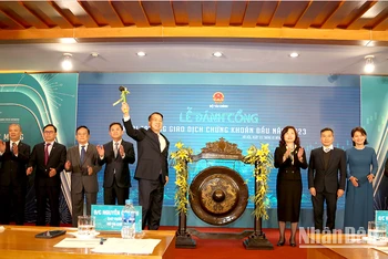 Thứ trưởng Tài chính Nguyễn Đức Chi thực hiện nghi thức đánh cồng khai trương giao dịch chứng khoán đầu năm 2023.