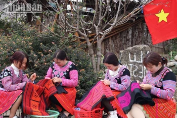 Phụ nữ dân tộc H'Mông chuẩn bị những bộ trang phục đẹp nhất đón Tết. Ảnh: Quốc Tuấn