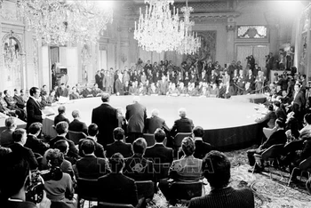 Quang cảnh lễ ký Hiệp định Paris, ngày 27/1/1973, tại Trung tâm các Hội nghị quốc tế ở thủ đô Paris (Pháp). Ảnh: TTXVN