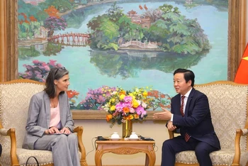 Phó Thủ tướng Trần Hồng Hà tiếp bà Ramla Khalidi, Trưởng đại diện thường trú Tổ chức Phát triển của Liên hợp quốc tại Việt Nam. (Ảnh: TTXVN)