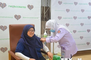 Tiêm vaccine ngừa Covid-19 cho một nhân viên y tế tại Bandar Seri Begawan, Brunei ngày 3/4/2021. (Ảnh: THX/TTXVN)