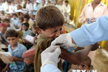 Tiêm vaccine phòng viêm gan B cho trẻ nhỏ. (Ảnh minh họa. AFP/TTXVN)