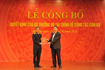 Thứ trưởng Tài chính Cao Anh Tuấn trao quyết định cho đồng chí Mai Xuân Thành.