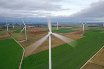 Một cánh đồng điện gió tại Pháp. Ảnh: Reuters