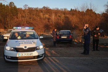 Cảnh sát làm việc gần hiện trường sau khi ít nhất 18 người được tìm thấy đã chết ở Bulgaria trong một chiếc xe tải gần thủ đô Sofia,. Ảnh: REUTERS