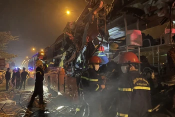 [Video] Tai nạn lúc nửa đêm giữa xe tải và xe khách làm 3 người tử vong tại Quảng Nam