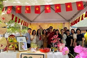 Đại sứ Nguyễn Tất Thành cùng các nhân viên Đại sứ quán Việt Nam tại Australia chụp ảnh tại gian hàng của Việt Nam. Nguồn ĐSQ Việt Nam tại Australia.