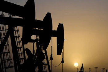 Giá dầu thô trên thị trường thế giới quay đầu suy yếu