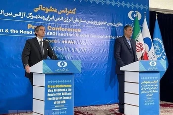 Tổng Giám đốc Cơ quan Năng lượng nguyên tử quốc tế (IAEA) Rafael Grossi (trái) và Giám đốc Tổ chức Năng lượng nguyên tử Iran Mohammad Eslami (phải) tại cuộc họp báo ở Tehran, Iran, ngày 4/3. (Ảnh: IRNA/TTXVN)