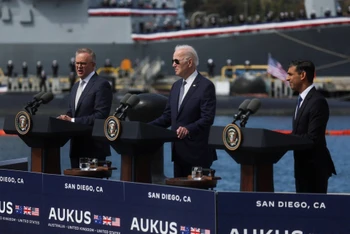 Từ trái sang, Thủ tướng Australia Anthony Albanese, Tổng thống Mỹ Joe Biden, Thủ tướng Anh Rishi Sunak công bố thỏa thuận mua tàu ngầm vào ngày 13/3. Ảnh: Reuters.