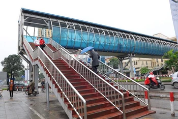 Cầu vượt bộ hành trên phố Nguyễn Chí Thanh.