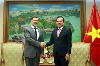 Phó Thủ tướng Trần Lưu Quang tiếp Đại sứ Australia tại Việt Nam Andrew Goledzinowski. (Ảnh: TTXVN)