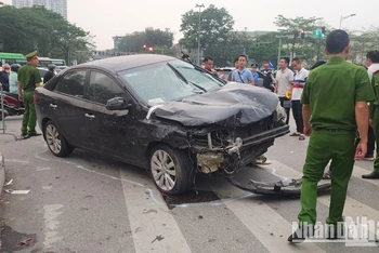Hiện trường vụ tai nạn đặc biệt nghiêm trọng tại đường Võ Chí Công (Tây Hồ, Hà Nội) chiều 5/4. (Ảnh: Sơn Bách)