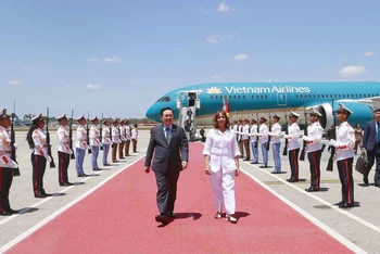 Lễ đón Chủ tịch Quốc hội Vương Đình Huệ và Đoàn đại biểu cấp cao Quốc hội Việt Nam tại sân bay Jose Marti, Thủ đô La Habana. (Ảnh: TTXVN)
