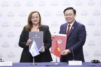 Chủ tịch Quốc hội Vương Đình Huệ và Chủ tịch Hạ viện Cộng hòa Argentina Cecilia Moreau ký thỏa thuận giữa Quốc hội Việt Nam và Hạ viện Argentina. Ảnh: TTXVN