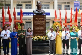 Lãnh đạo tỉnh Bến Tre cùng thân nhân gia đình tổ chức khánh thành tượng chân dung Anh hùng Lực lượng vũ trang nhân dân Trần Thị Tiết