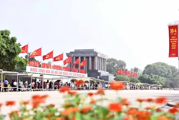 Người dân vào lăng viếng Lăng Chủ tịch Hồ Chí Minh. (Ảnh: bqllang.gov.vn)