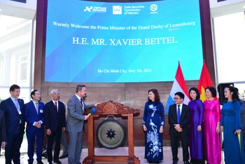 Thủ tướng Xavier Bettel đánh cồng mở phiên giao dịch.