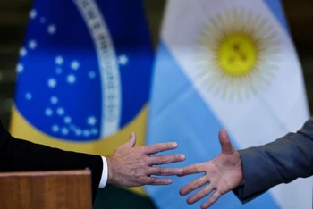Tổng thống Argentina Alberto Fernandez bắt tay Tổng thống Brazil Luiz Inacio Lula da Silva sau cuộc gặp tại Cung điện Alvorada ở Brasilia, Brazil, ngày 2/5/2023. Ảnh: REUTERS