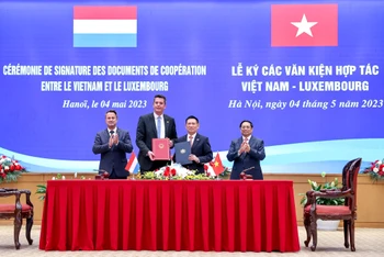 Thủ tướng Chính phủ Phạm Minh Chính và Thủ tướng Xavier Bettel chứng kiến lễ ký các văn kiện hợp tác trong lĩnh vực tài chính.
