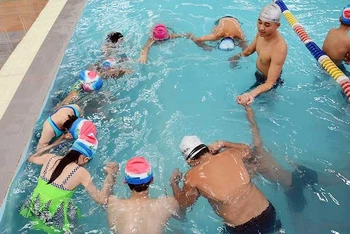Một lớp dạy kỹ năng bơi và phòng, chống đuối nước cho trẻ em tại quận Hai Bà Trưng, Hà Nội. (Ảnh: THU HÀ)