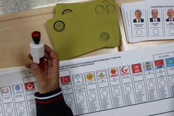 Những lá phiếu trống tại một địa điểm bầu cử ở thủ đô Ankara, Thổ Nhĩ Kỳ. Ảnh: Reuters
