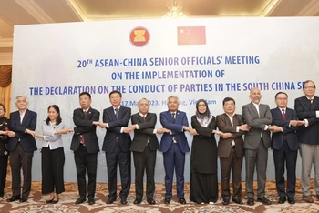 Các đại biểu dự Hội nghị Quan chức cấp cao ASEAN-Trung Quốc lần thứ 20 về thực hiện Tuyên bố ứng xử của các bên ở Biển Đông chụp ảnh chung. (Nguồn: Bộ Ngoại giao)