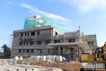 Dù sắp hết thời gian thực hiện nhưng đến thời điểm này dự án Trung tâm y tế quân-dân y kết hợp huyện Lý Sơn mới chỉ thực hiện đạt 52,1% giá trị hợp đồng.