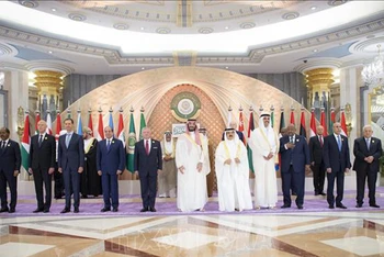 Lãnh đạo các quốc gia của Hội nghị thượng đỉnh Liên đoàn Arab lần thứ 32 chụp ảnh chung. Ảnh: THX/TTXVN