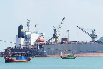 Tàu cập cảng Hòn La (Quảng Bình).