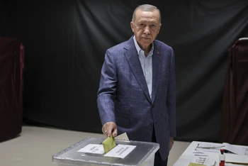 Đương kim Tổng thống Thổ Nhĩ Kỳ Tayyip Erdogan bỏ phiếu bầu Tổng thống và Quốc hội. (Ảnh: AFP/TTXVN)
