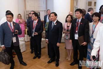 Đoàn đại biểu Quốc hội Việt Nam tại Lễ khai mạc Đại hội Sinh thái quốc tế Nevsky lần thứ 10. (Ảnh: THANH THỂ)