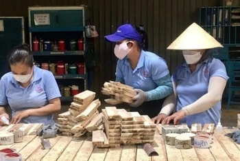 Sản xuất đồ gỗ xuất khẩu tại Công ty cổ phần gỗ Minh Dương (Bình Dương). Ảnh: DŨNG MINH
