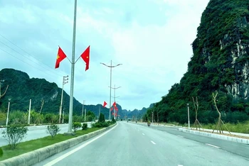 Tuyến đường bao biển Hạ Long-Cẩm Phả kết nối hai trung tâm du lịch lớn của tỉnh Quảng Ninh. (Ảnh Quang Thọ)