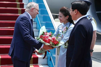 Thủ tướng Australia tới Hà Nội. Ảnh: TTXVN