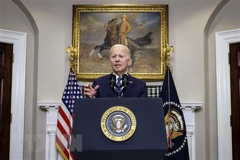 Tổng thống Mỹ Joe Biden thông báo về thỏa thuận trần nợ công vừa đạt được với Chủ tịch Hạ viện Kevin McCarthy, tại Washington DC., ngày 28/5. (Ảnh: AFP/TTXVN)