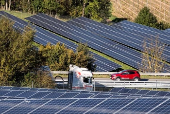 Một nhà máy điện mặt trời tại Đức. Ảnh: Reuters